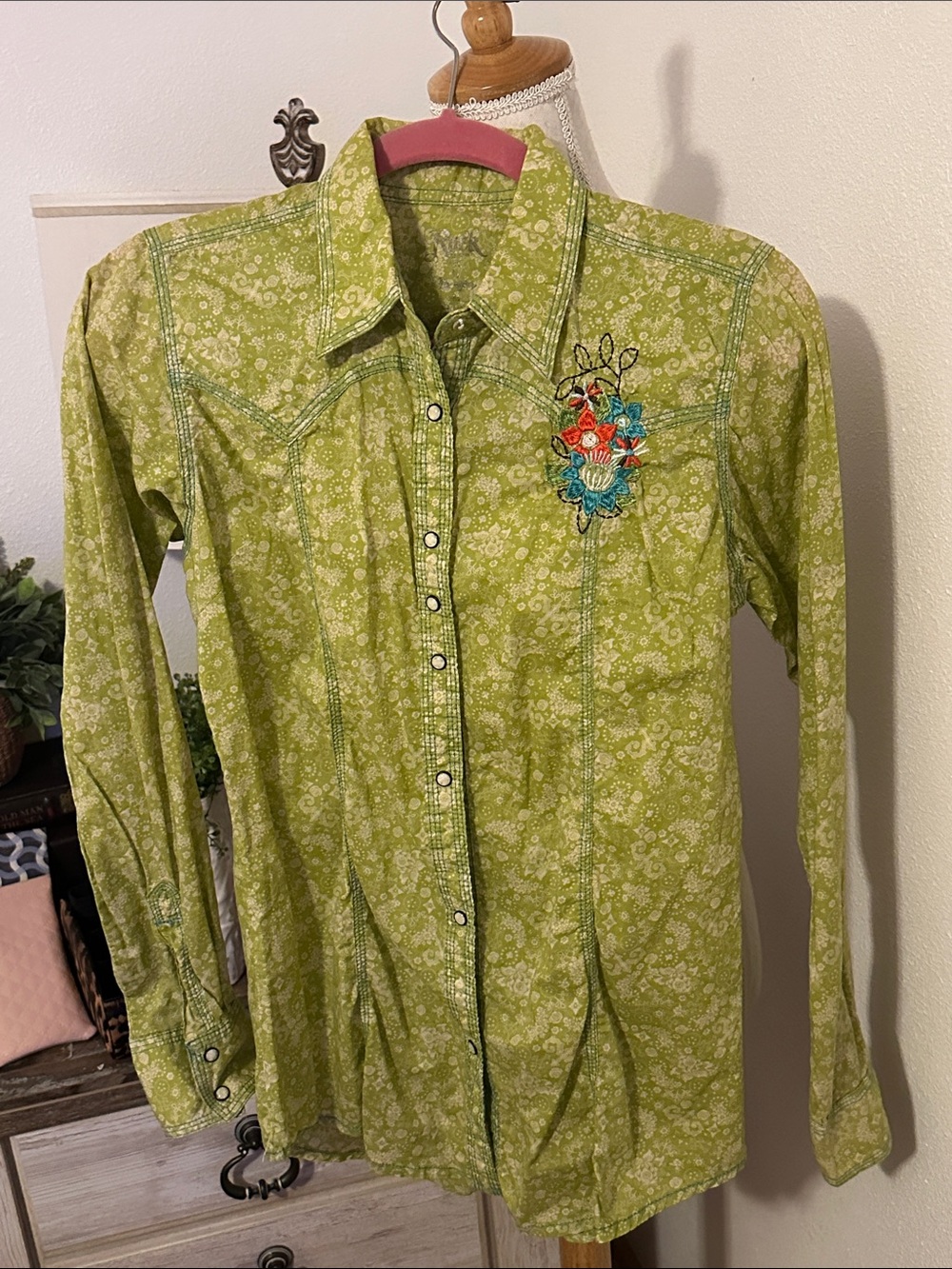 Light Green Floral Button-Down Shirt with Embroidered Chest Detail